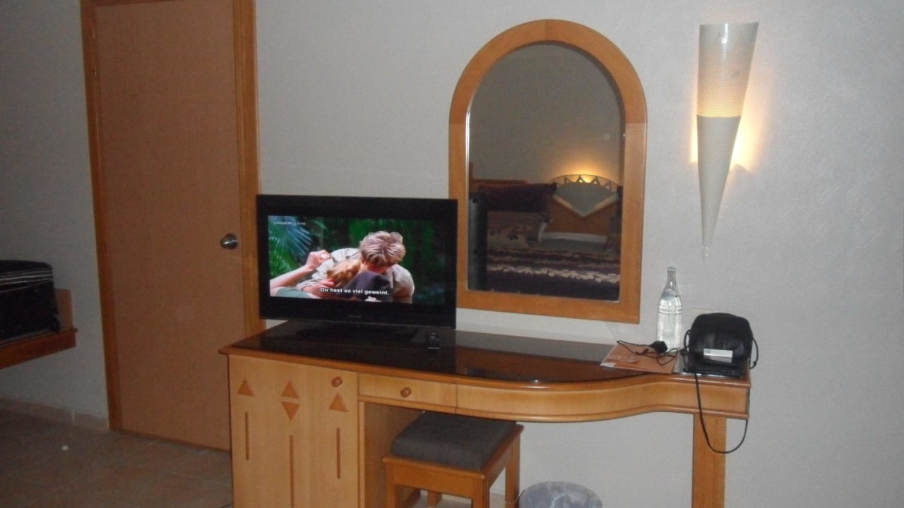 Schreibtisch mit Flachbildfernseher ZDF,RTL. TRLII Hotel Djerba Resort