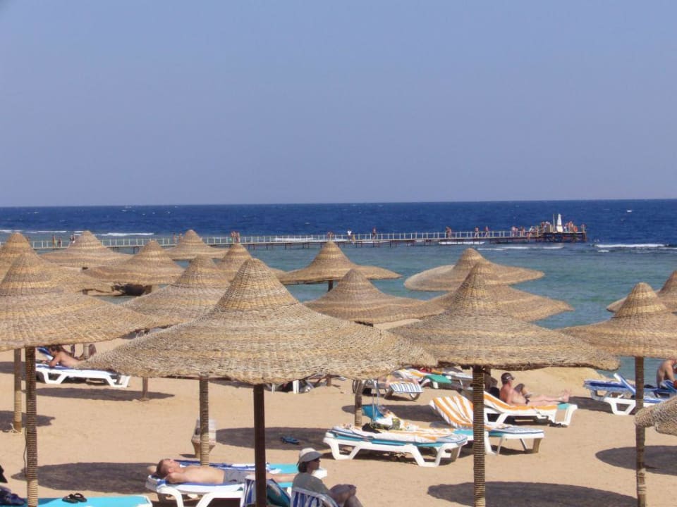 Strand mit Steg im Hinergrund Charmillion Sea Life Resort