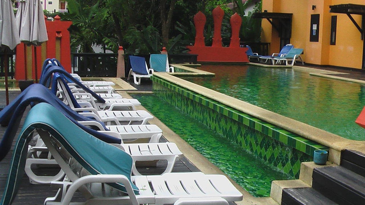 Liegestühle am Pool  The Phulin Resort