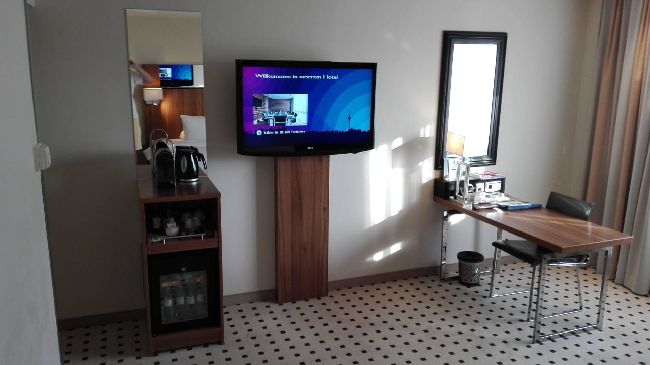 TV und Schreibtisch Radisson Blu Conference Hotel, Düsseldorf