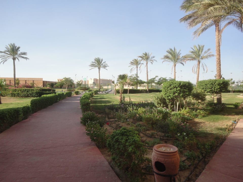 Weg durch die Anlage Cleopatra Luxury Resort Makadi Bay