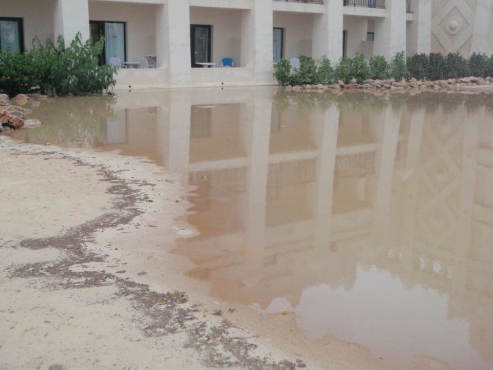 Anlage nach Regenerguß Hotel Riu Karamboa