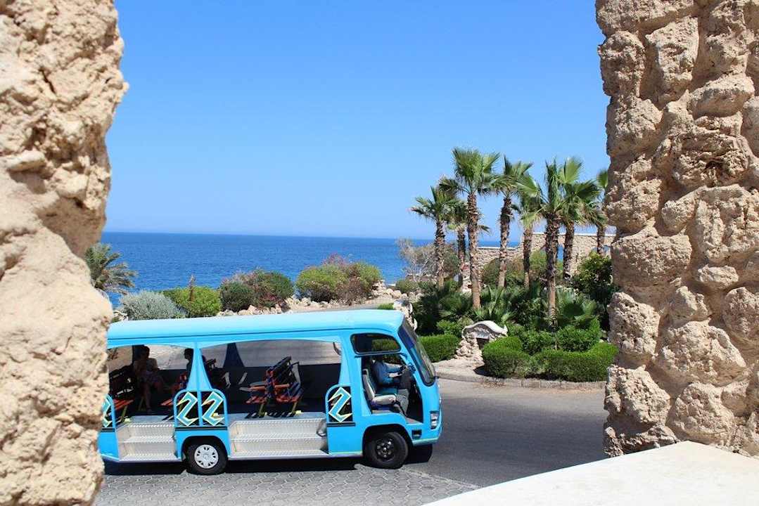 Автобус, курсирующий по территории Pickalbatros Citadel Resort