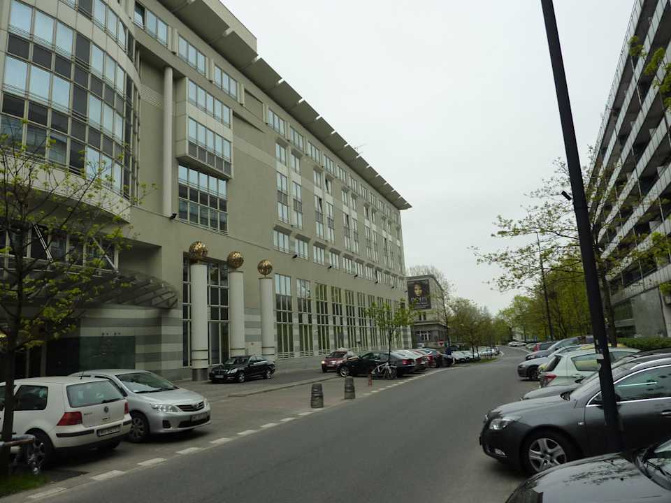 Blick zum Haupteingang Sheraton Warsaw Hotel