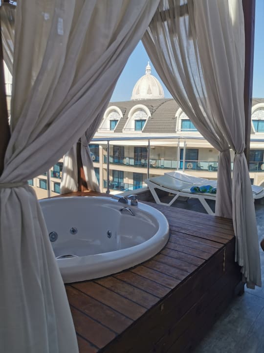 Zimmer Saturn Palace Resort Hotel