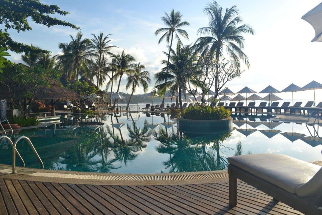 Blick am frühen morgen auf die Poolanlage Nora Beach Resort & Spa