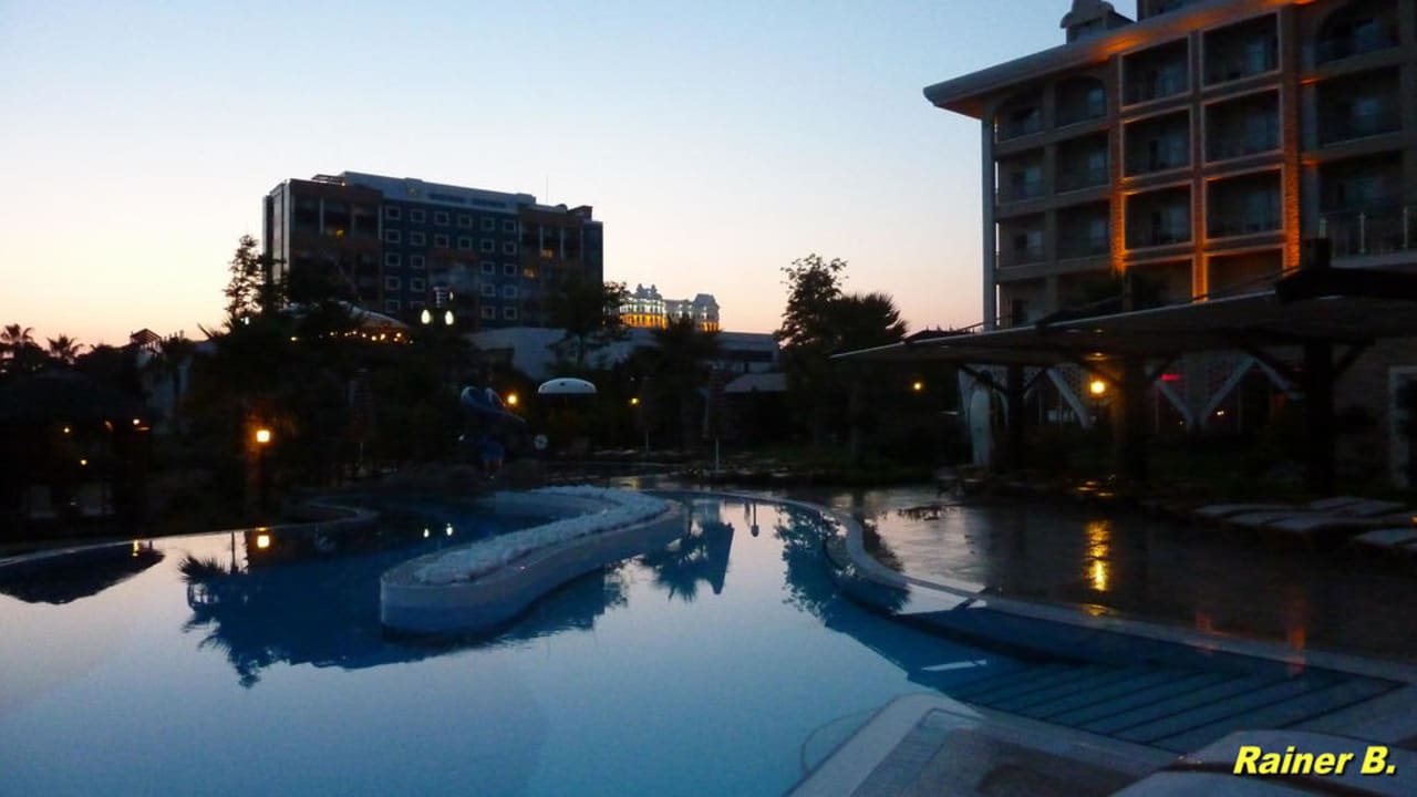 Pool am Abend Adalya Resort & Spa - Adults Only