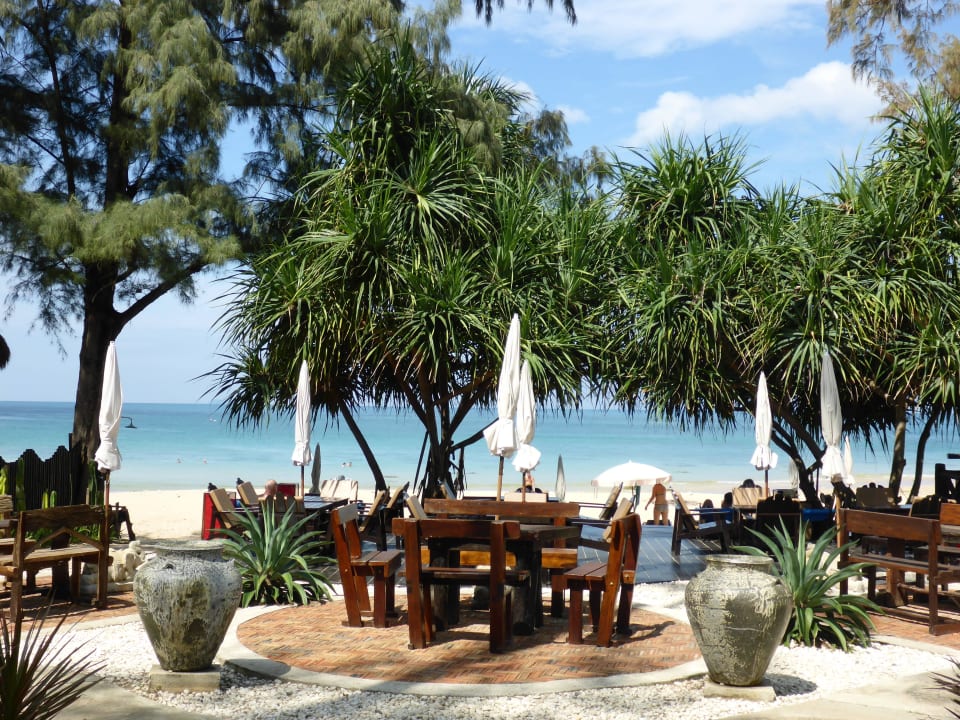 Restaurant am Strand mit Hintergrund das Meer  Hotel Lanta Castaway Resort
