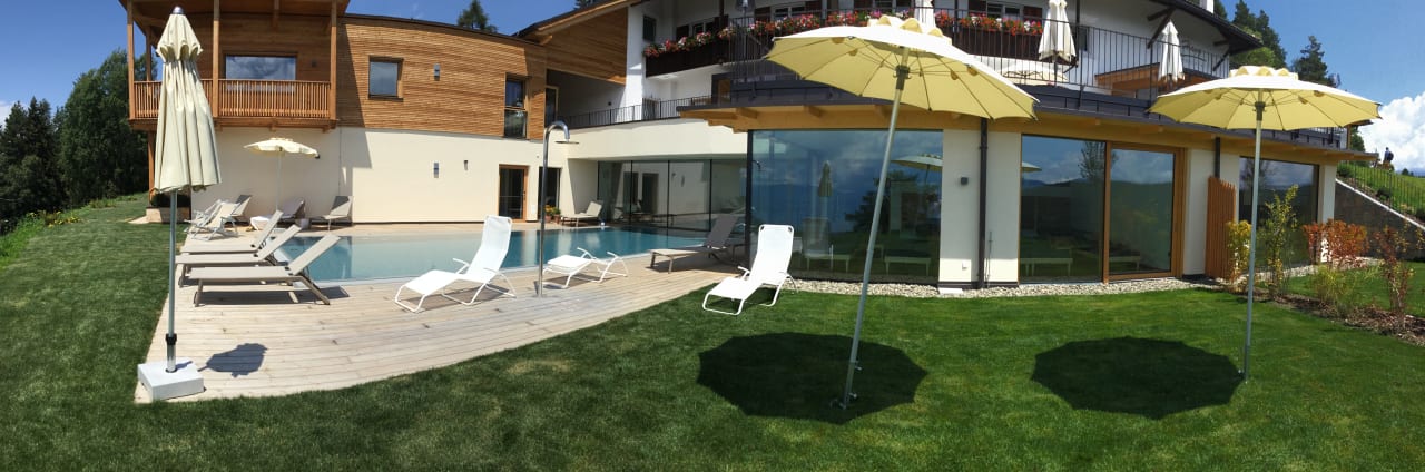 Pool Hotel am Hang