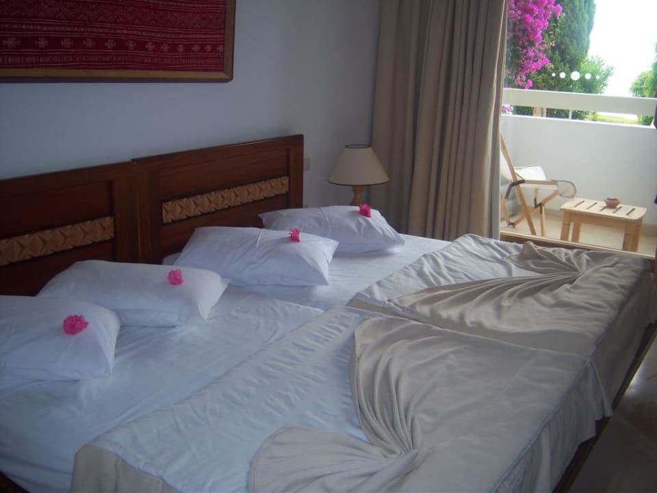 Rießiges Bett The Orangers Beach Resort and Bungalows