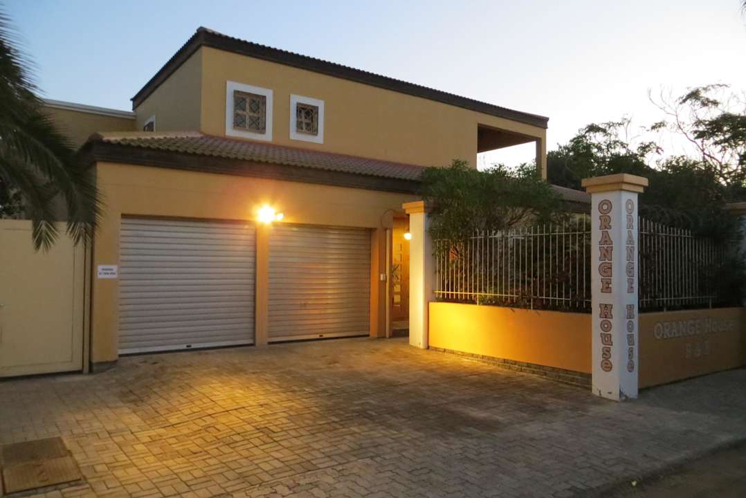 Eingang neben den Garagen Ocean House Swakopmund