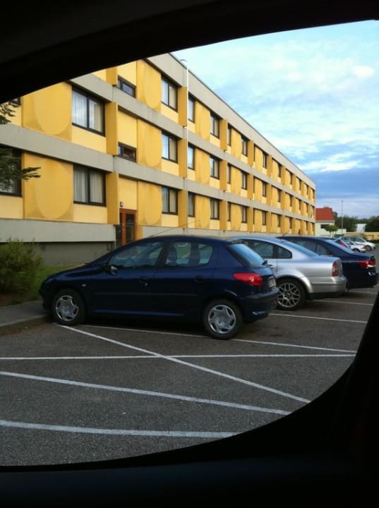 Parkplatz & Hotel von Straßenseite Mercure Hotel Saarbrücken Süd