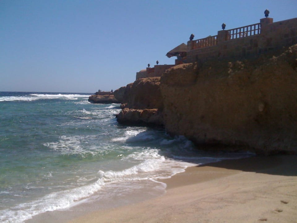 Felsabsatz beim Übergang zum Strand Mövenpick Resort El Quseir