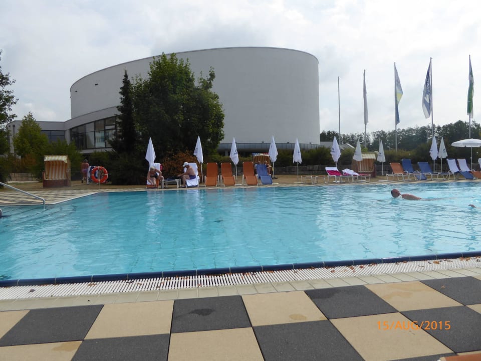 Pool am Morgen Hotel The Monarch