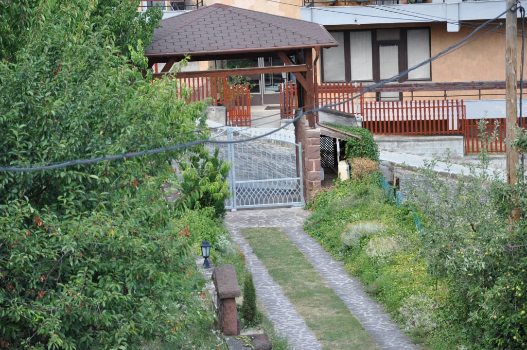 "Zufahrt" Guesthouse Prima Porta (Balatonalmádi) • HolidayCheck ...