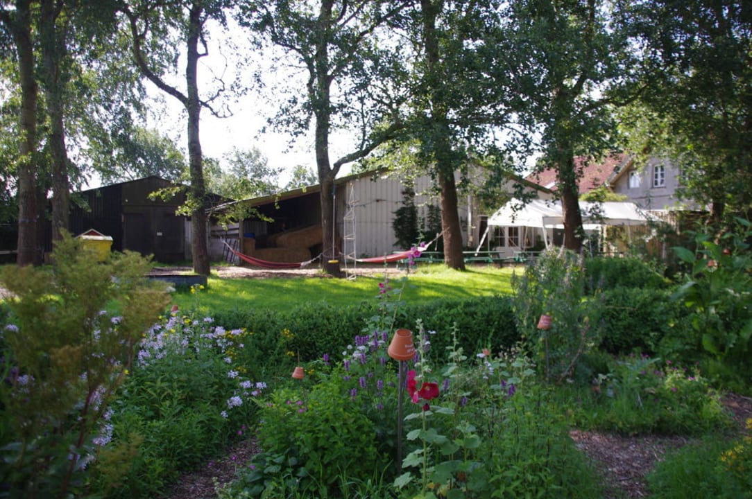 Blick aus dem Kräutergarten zum Haus Heuherberge Mildterhof