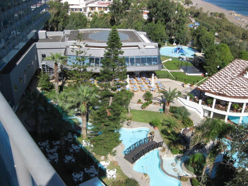 Blick auf Pool und Garten Hotel Calypso Beach