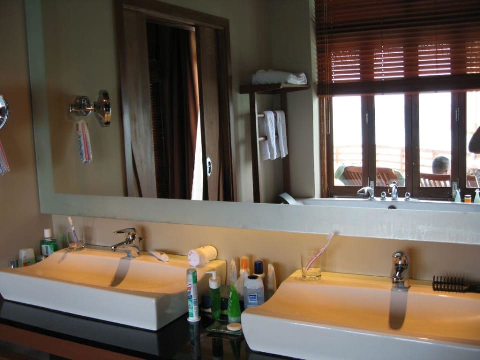 Badezimmer im Wasserbungalow Baros Maldives Resort
