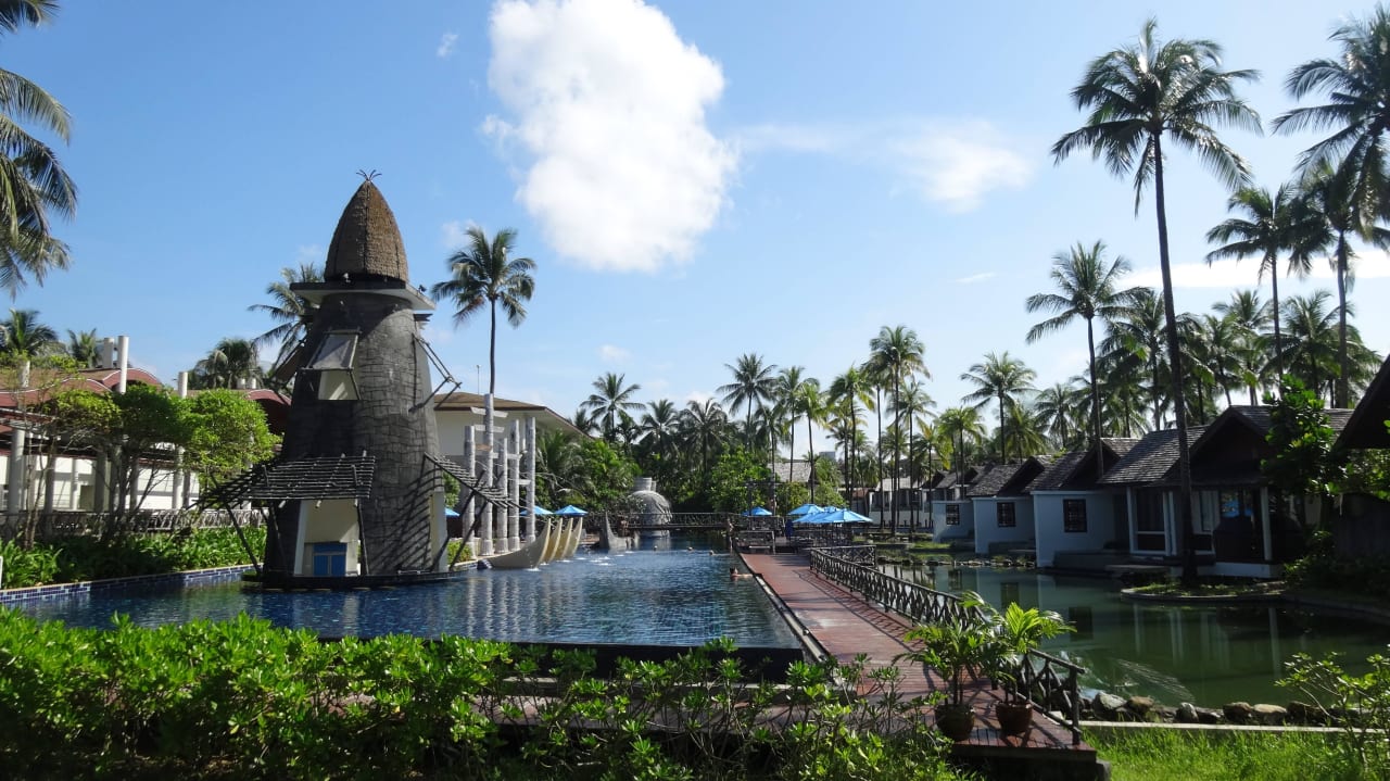 Blick vom Strand zum Pool Graceland Khao Lak Beach Resort