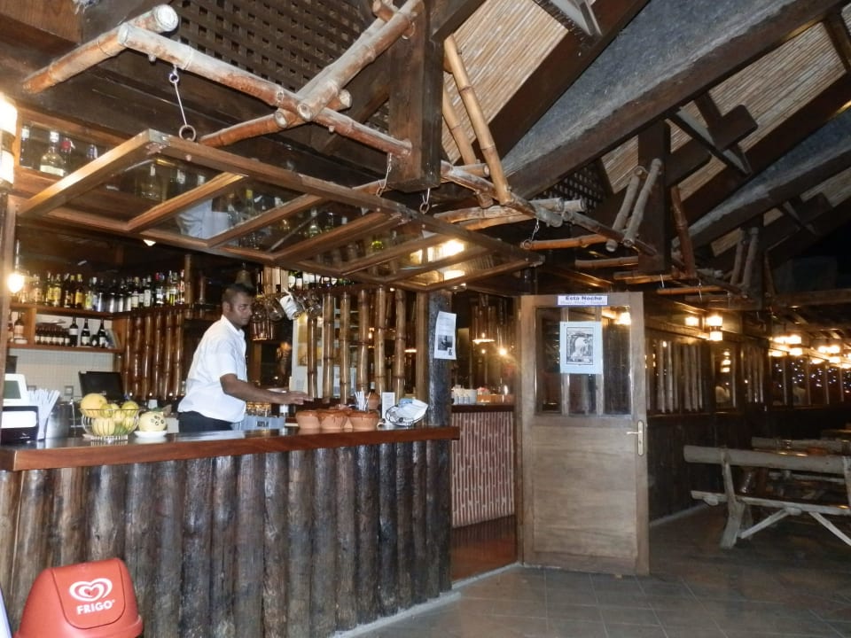 Voodoo Bar bei Nacht HL Miraflor Suites Hotel