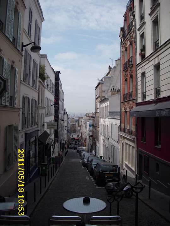 Rue Tholozé Hotel des Arts Montmatre