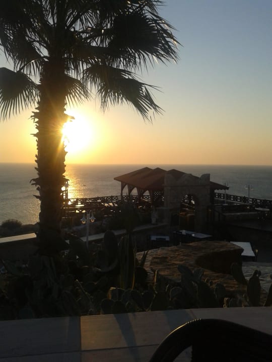 Frühstück bei Sonnenaufgang Hotel Kalithea Horizon Royal