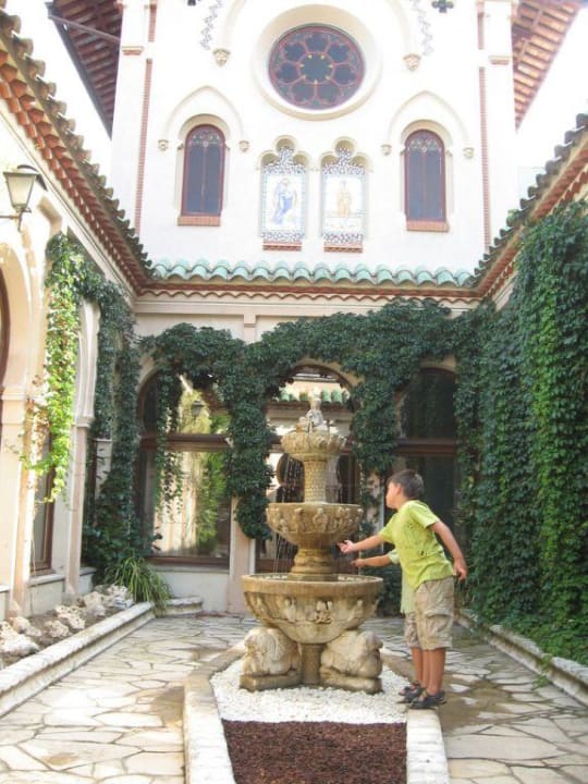 Fontanna przed wejściem do kaplicy 1881 Hotel Balneario Vichy Catalan
