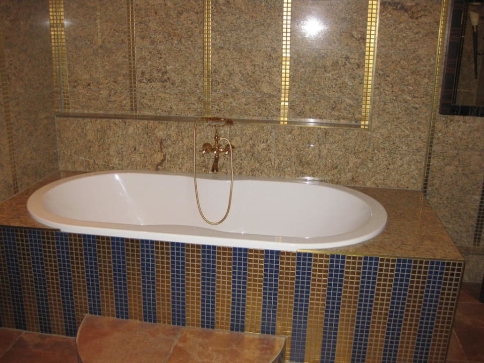 Große Badewanne im Saunabereich Bellevue Rheinhotel