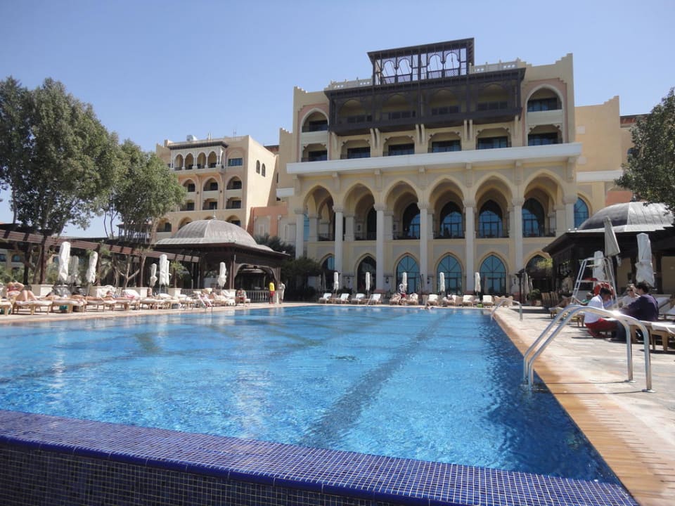 Außenansicht Pool, Blick zum Restaurant Shangri-La Hotel Qaryat Al Beri