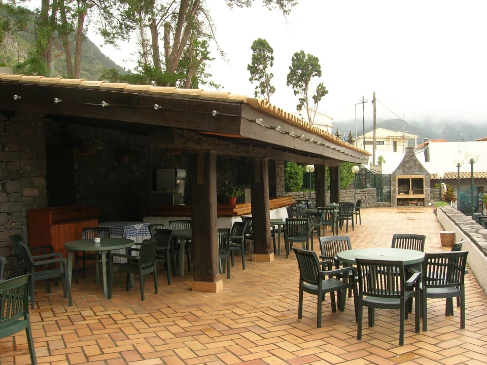 Przy basenie Hotel Dom Pedro Madeira