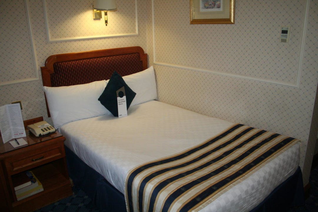 Großes und bequemes Bett Hotel Thistle Kensington Gardens