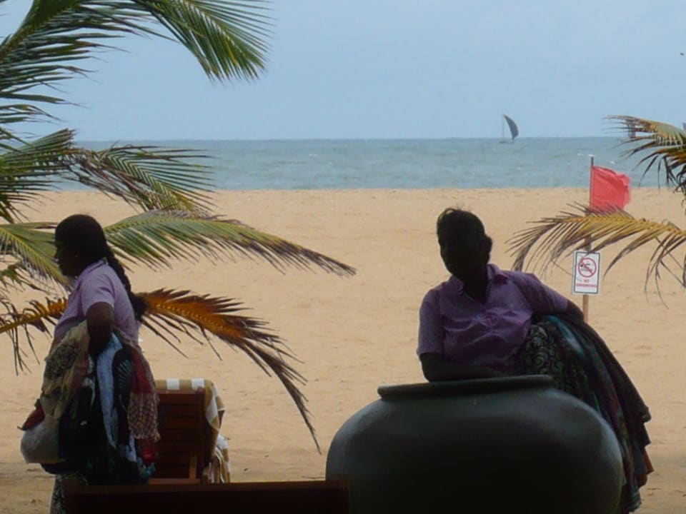 Nervige Strandverkäuferinnen Hotel Jetwing Beach