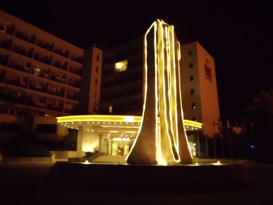 Hoteleingang am mit Springbrunnen am Abend Tusan Beach Resort