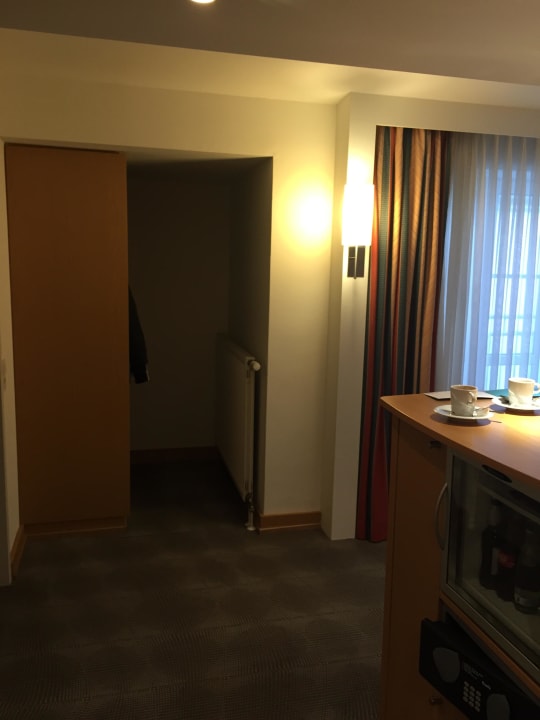 Zimmer von Eingang aus Dorint Hotel Würzburg