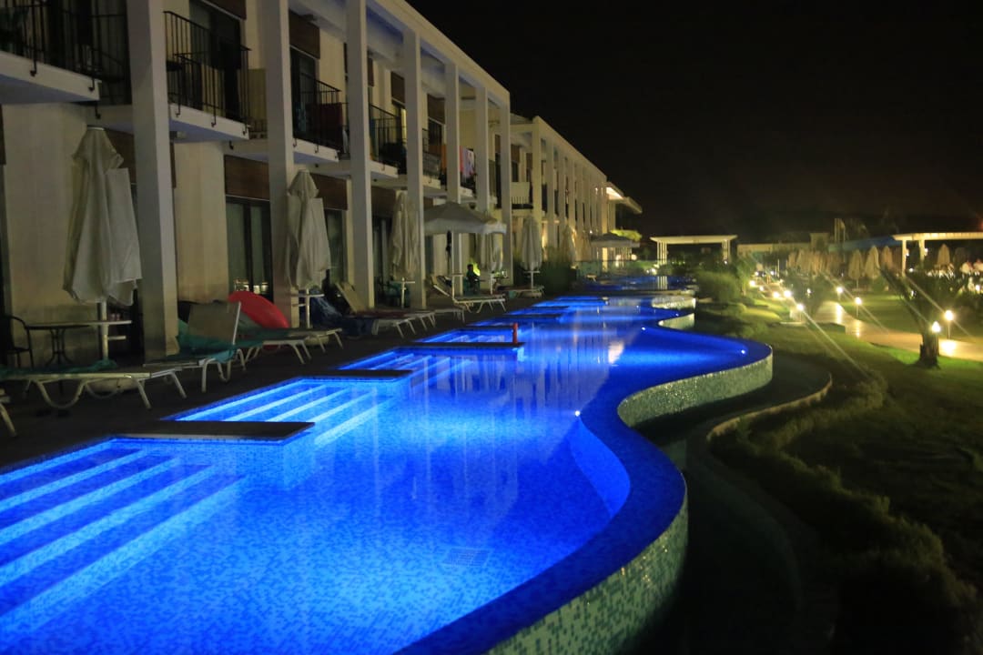 Hotel und Pool bei Nacht Jiva Beach Resort