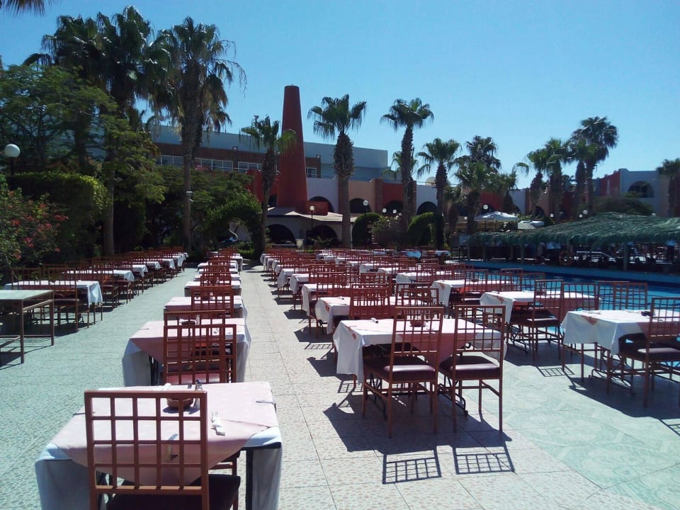Mittagessen bei 45 Grad in der knallen Sonne! Arabia Azur Resort