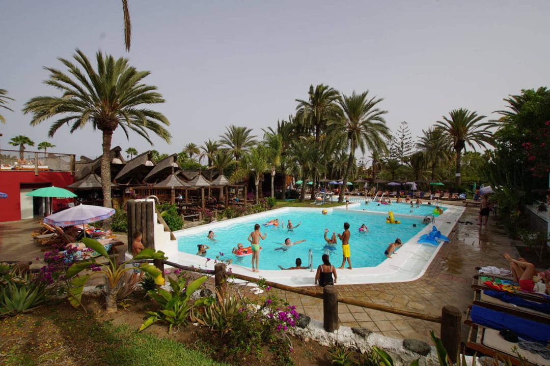 Pool im Miraflor HL Miraflor Suites Hotel