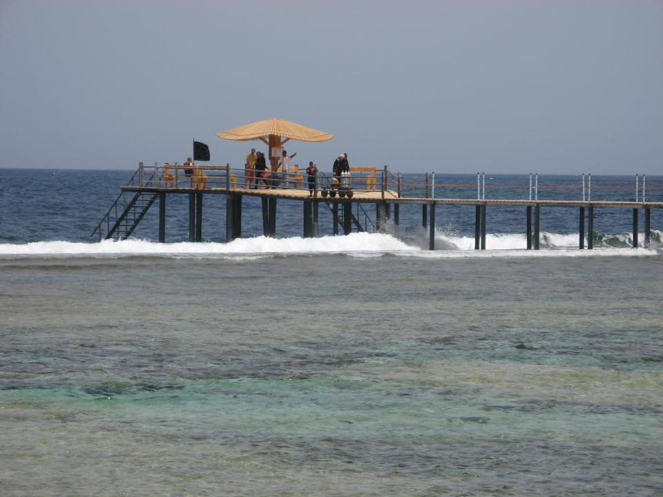Blick auf den Steg bei starken Wellengang  Three Corners Happy Life Beach Resort