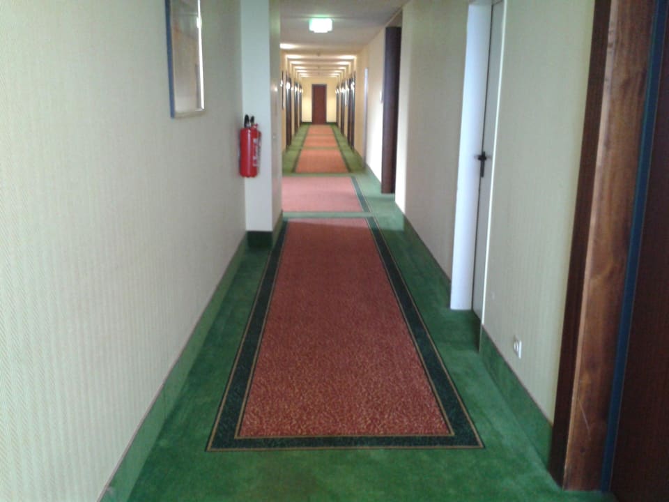 So sehen die Flure vor den Zimmern aus AHORN Panorama Hotel Oberhof