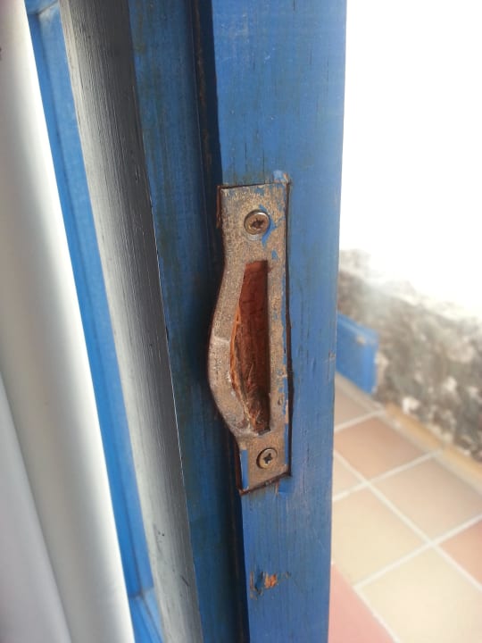 Schlafzimmerfenster mit Einbruchspuren LABRANDA Bahía y Villas Fañabé