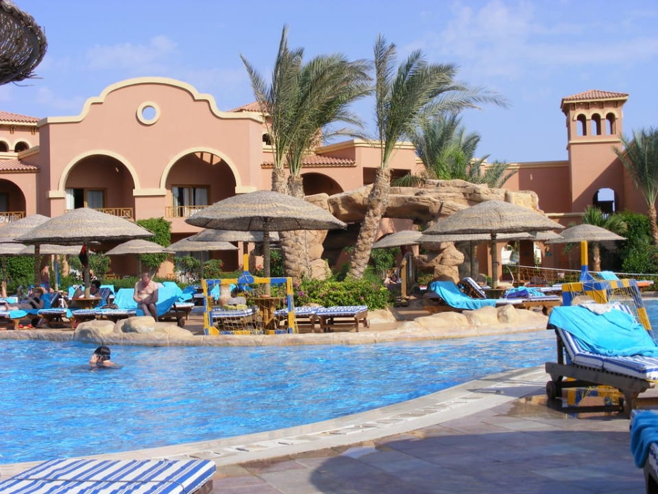 Schöner Pool aber leider war er sehr kalt Charmillion Gardens Aquapark
