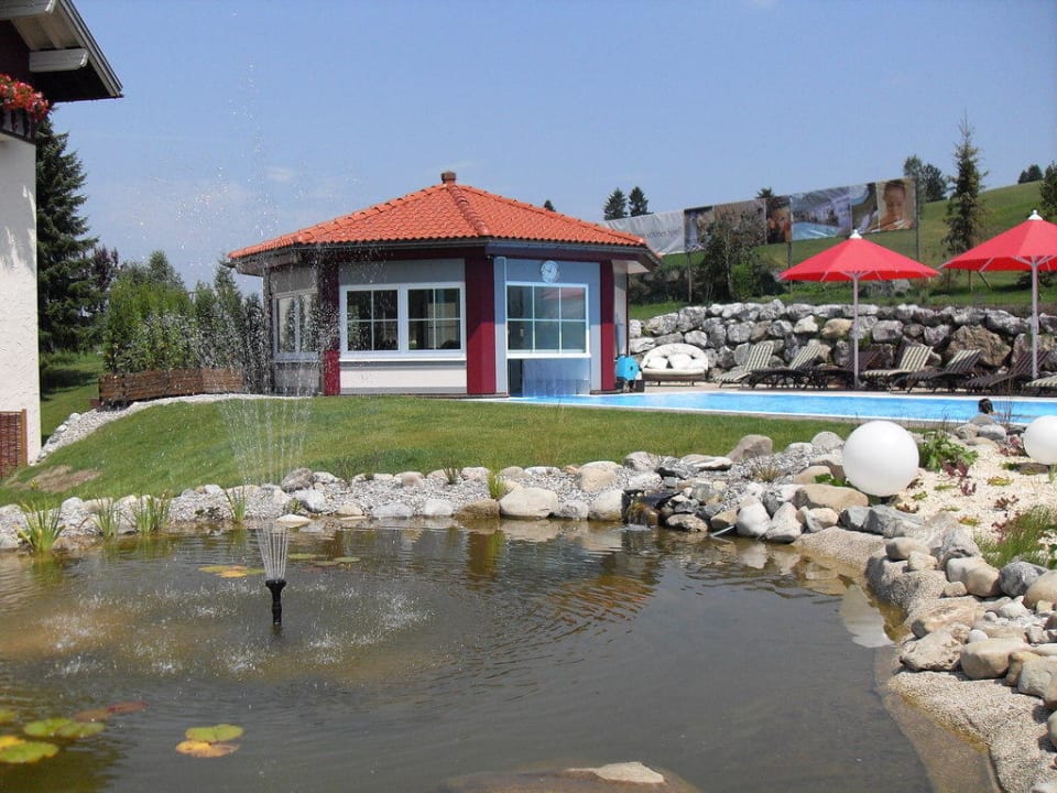 Garten mit Teich und Pool Hotel Dein Engel