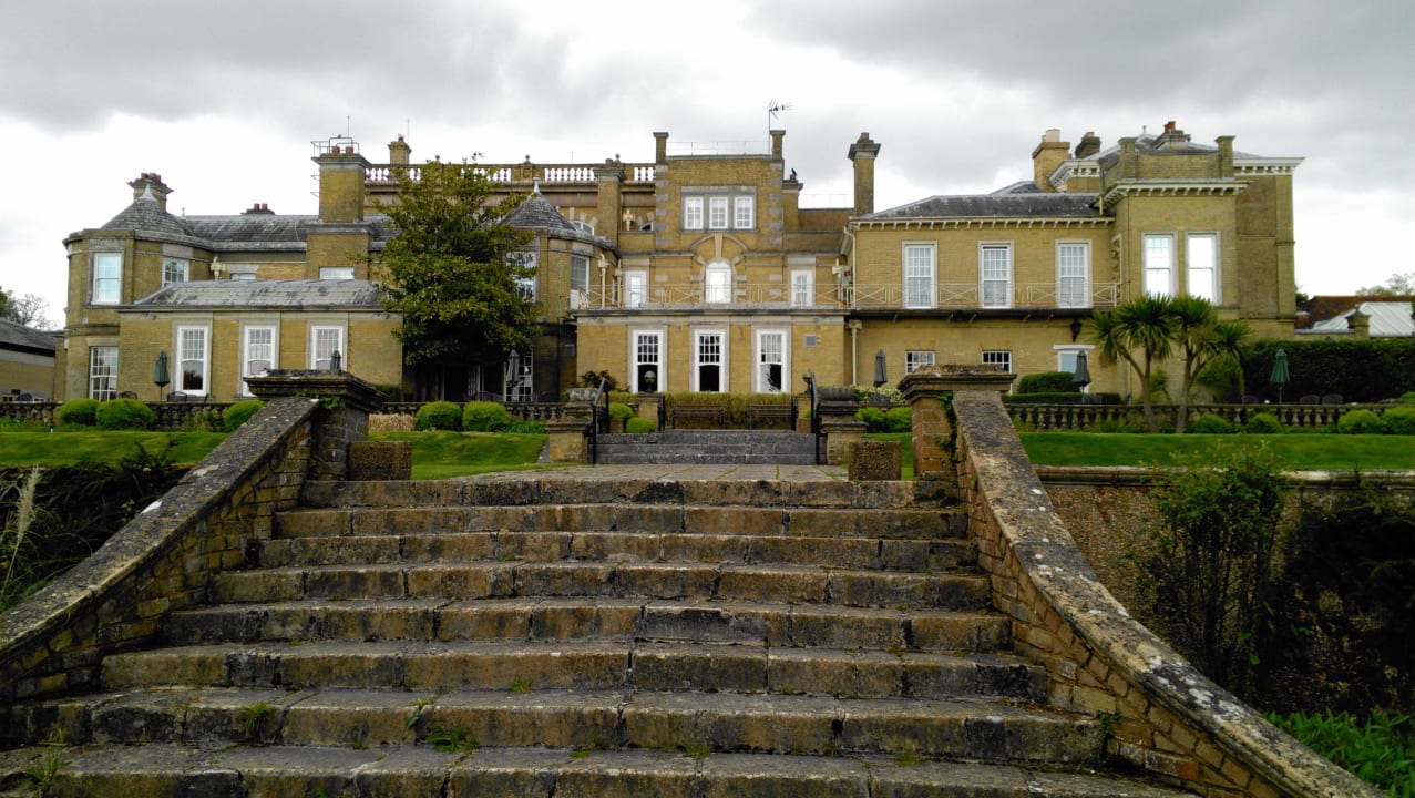 Ansicht vom Hotel aus dem Garten Best Western Chilworth Manor Hotel