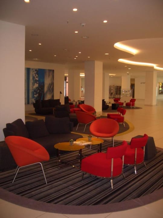 Sitzgelegenheiten in der Lobby Vienna House by Wyndham Andel's Berlin