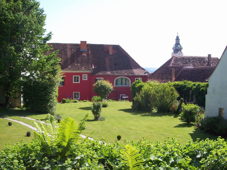 Garten mit Rückansicht des Hotels Hotel Alter Gerichtshof