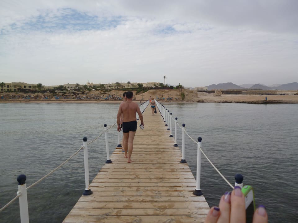 Blick vom Steg auf die Hotelanlange Charmillion Sea Life Resort