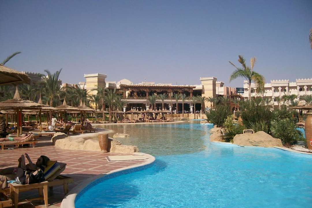 Haupthaus von der Poolanlage gesehen Pickalbatros Palace Resort
