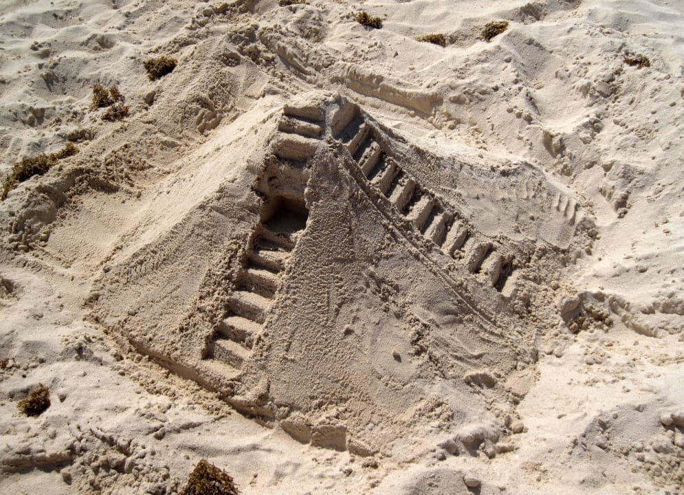 Pyramiden im Sand Sandos Playacar Beach Resort