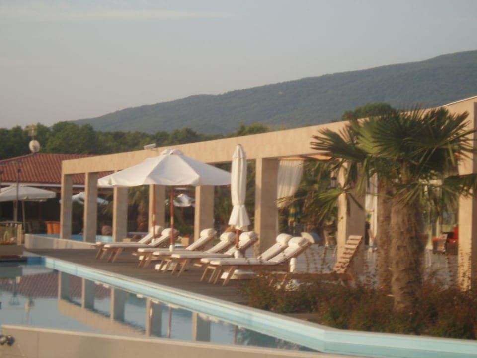 Sonnenliegen am Showpool alltoura Club Hotel Poseidon Palace