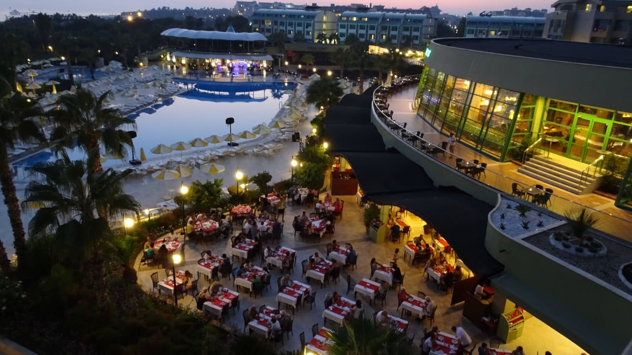 Pool, Außenrestaurant, Lobby-Bar außen mit Balkon VONRESORT Golden Coast